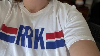 Bei der Servicestelle Sport des Sportkreises ist auch im Homeoffice Trikottag. Wir hoffen ihr habt unter #Trikottag Euer ganz besonderes Foto auf Euren Portalen geposted. Wir freuen uns drauf.                 Bild: Sportkreis GG