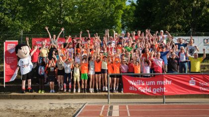 Bestes Wetter für alle Sportler und Sportlerinnen, Jung und Alt! Beste Voraussetzungen, um sich miteinander auf das Sportabzeichen vorzubereiten, eine als Orden anerkannte Auszeichnung für den Nachweis von Fitnessdaten in verschiedenen Disziplinen.                 Bild: Ellen Lewis