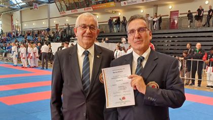 Rechts: Recep Selova, neuer Bundeskampfrichter A Kumite, links: Peter Bancov Bundeskampfrichter                Bild: Recep Selova für den HFK