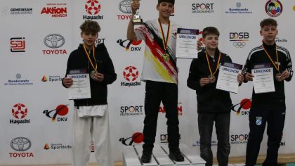 Mitte: Milan Carapic vom Karate Dojo Dietzenbach, Deutscher Meister Kumite Jungen -50 Kilo                Bild: Martina Bier für den HFK