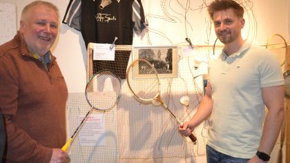 Fu&szlig;baller am Schl&auml;ger: Bei der Er&ouml;ffnung der Ausstellung zu 175 Jahren TSV Korbach bestaunten etwa Fu&szlig;baller wie Abteilungsleiter Volker Schnatz und Elias Mayer (rechts) die Badminton-Exponate.&nbsp; Wilhelm Figge
                Bild: Wilhelm Figge