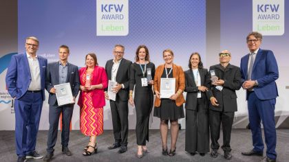 Ausgezeichnet: Die Gewinner des KfW Award Leben beim Deutschen Kommunalkongress in Berlin.                 Bild: Jonas Wresch