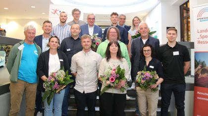 Der neue Vorstand des Sportkreises Waldeck-Frankenberg - vorn von links: Theo Schätte, Kerstin Mühlhausen, Sebastian Gleim, Sylvia Kuhnhenn, Johanna Ochs, Benedict Geise; mittlere Reihe von links: Matthias Schäfer, Carsten Habermann, Wolfgang Kratzert, Burkhard Specht; hinten von links: Marius Hamel, Gerhard Menkel, Uwe Steuber, Sebastian Steuber, Gerhard Gottmann, Verena Linnekugel. Es fehlen: Marianne Becker, Yasmin Huthwelker und Patrick Vogel.
                Bild: Thorsten Spohr