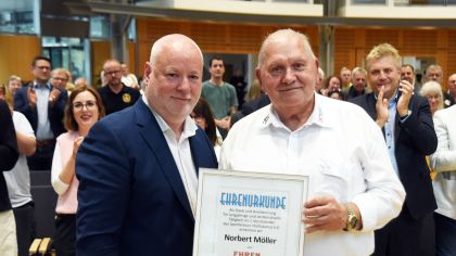 Aus den Händen seines Nachfolgers Jörg Pöschl (links) hat Norbert Möller die Urkunde erhalten, die ihn als Ehrenvorsitzenden des Sportkreises Hochtaunus ausweist.                Bild: Gerhard Strohmann