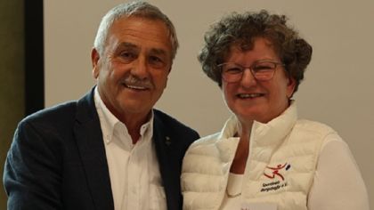 Günter Bausewein gratuliert seiner Nachfolgerin Sibylle Becker zur Wahl zur Sportkreis-Vorsitzenden.