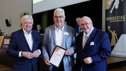HBV-Präsident Michael Rüspeler  (Foto,mitte) wurde beim DBB-Bundestag in Braunschweig von DOSB-Vorstandsmitglied Volker Bouffier und DBB-Präsident Ingo Weiss mit der "goldenen DBB-Ehrennadel" ausgezeichnet.
                Bild: Spissinger