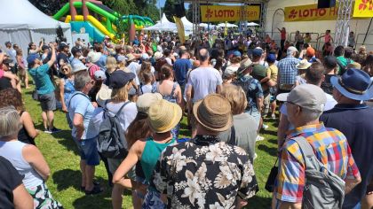 Etliche Tausend Besucher/innen erlebten im Burgpark Bad Vilbel und das Programm des Sportkreises.                Bild: Ralf Wächter