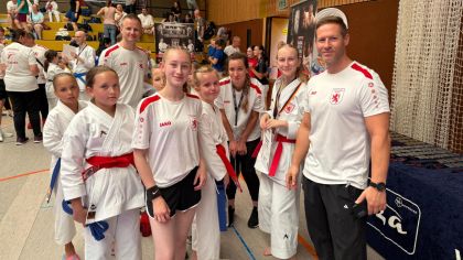 Teil des LV Hessen Teams, rechts: Kata Landestrainer Thorsten Steiner                Bild: HFK