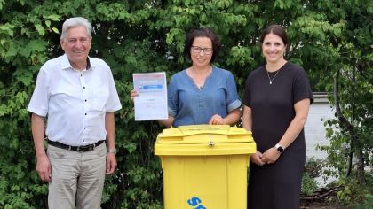 1. Platz - "Trink Dich fit - denn Durst macht schlapp"- Verbundschule Sinntal-Sterbfritz

von links: Helmut Meister, Vorsitzender des Sportkreises Main-Kinzig e. V. , Vertreterinnen der Verbundschule Sinntal-Sterbfritz - neben der Geldprämie bekam die Schule auch noch eine Spieltonne von der Mainova überreicht.