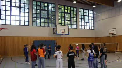 Mit Begeisterung zeigten die Schüler*innen der Geisbergschule in Linsengericht ihren Schultanz – überwiegend im Trikot ihrer Heimatvereine. Foto: lsb h