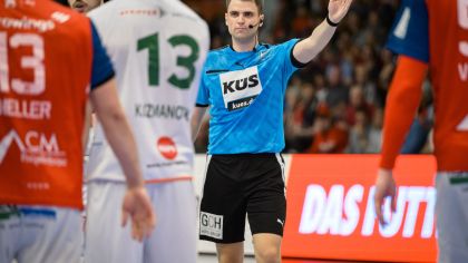 Lucas Hellbusch ist Schiedsrichter in der Handball-Bundesliga und pfeift regelmäßig vor vielen tausenden Zuschauer*innen.Foto: Marco Wolf