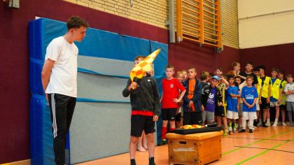 Der Influencer Pascal „Qualle“ Martin nimmt sich viel Zeit für die Nachwuchsfußballer aus Dorheim im Wetteraukreis. Er zeigt ihnen beispielsweise, wie man als Schiedsrichter Entscheidungen richtig anzeigt.Foto: lsb h