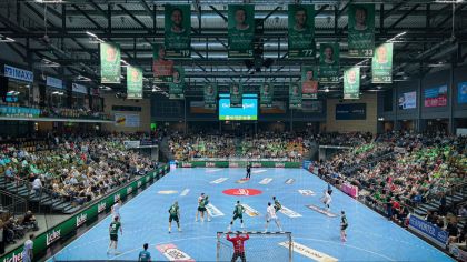 „Basis trifft Spitze“ – diesen Namen trägt eine Initiative des Deutschen Handballbundes (DHB). In diesem Rahmen erklären Bundesliga-Schiedsrichter*innen den Teilnehmenden (unter ihnen viele junge Schiedsrichter*innen), weshalb sie auf dem Feld bestimmte Entscheidungen treffen.Foto: lsb h