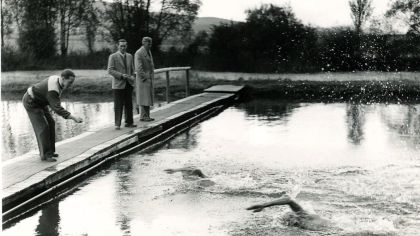 Vom Schwimmbad zum Naturschutzprojekt:Die „Alte Badeanstalt“in Korbach. Foto: Archive des TSV Korbach und der Kreisstadt Korbach