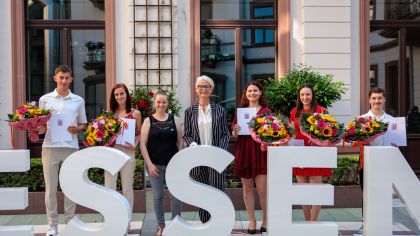 Das Foto zeigt (von links) Oskar Weber, Giulia-Noeme Heil, Sportjugend-Vorsitzende Malin Hoster, Hessens Sportbeauftragte Ann Kathrin Linsenhoff, Lisa Heimann, Daniela Schäfer und John Borsutzki.Fotos: Jörg Halisch/Sabine Weichert