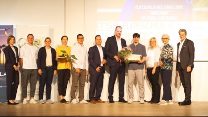 Das Foto zeigt (von links): Carolin Kubbe (Leiterin der Carl-von-Weinberg-Schule), Peter Lang (Lehrertrainer, Badminton), Nicol Bittner (Vizepräsidentin des Hessischen Badminton-Verbandes), Johanna Käpplein (U23-Nationaltrainerin, Badminton), Franklin Wahab (Landestrainer, Badminton), Pedro Ferreira (Frankfurter Sparkasse), Stefan G. Reuß (Geschäftsführender Präsident des Sparkassen- und Giroverbandes Hessen-Thüringen), Simon Krax (Eliteschüler des Jahres 2024), Annika Mehlhorn (Vizepräsidentin Leistungssport des Landessportbundes Hessen), Ann Kathrin Linsenhoff (Sportbeauftragte des Landes Hessen) und Dr. Ingo Wiedemeier (Vorstandsvorsitzender der Frankfurter Sparkasse).Foto: lsb h