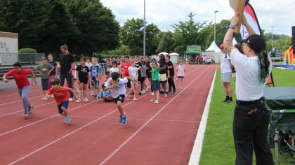Zum 21. Mal organisiert der Deutsche Olympische Sportbund (DOSB) in diesem Jahr die Sportabzeichen-Tour. Der Startschuss erfolgte im Rahmen des Hessentags in Bad Vilbel.Foto: lsb h