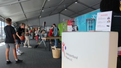 Viele Mitmachangebote konnten die Besucher*innen am lsb h-Stand nutzen. Im kommenden Jahr soll das Programm um einen Inklusionstag erweitert werden. Fotos: lsb h