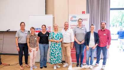 Das Foto zeigt Sportministerin Diana Stolz (4. von links) zusammen mit Susanne Olbricht-Krause, Martina Pulkis, Kerstin Wöll, Frank Eser (Referatsleiter Vielfalt im Sport der Sportjugend Hessen), Meike Freitag, Sportjugend-Vorsitzende Malin Hoster und Markus Wehenkel (von links).Foto: Mihael Prebezac