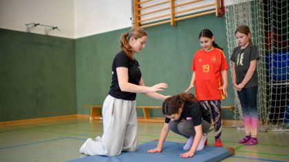 Wer einen Freiwilligendienst in einer Schule absolviert, gibt Kindern und Jugendlichen Hilfestellungen – etwa bei sportlichen Übungen.Foto: Sportjugend Hessen/Kai Peters