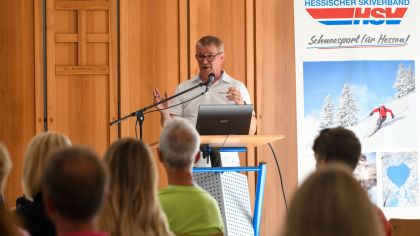 Präsident Dr. Werner Weigelt beim Verbandstag 2023 in Mücke                Bild: Jan Simon Schäfer