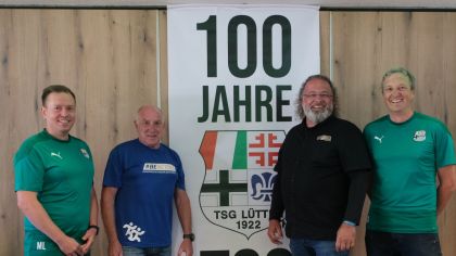 Bürgermeister Johannes Rothmund (2. v. r.) und Sportkreisvorsitzender Harald Piaskowski (2. v. l.) waren begeistert. Die Clubhaus-Sanierung der TSG Lütter ist dank Eigenleistung und vieler Fördergelder bestens gelungen. Sie dankten den verantwortlichen Vorstandsmitgliedern Steffen Brehl (rechts) und Marc Leipold (links) für den engagierten Einsatz des Vereins.                Bild: Judith Walther - TSG Lütter