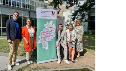 Von links nach rechts: Bernd Br&uuml;ckmann, stv. Leiter Olympiast&uuml;tzpunkt; Carmen Giss, Vorsitzende der Gesch&auml;ftsf&uuml;hrung der Agentur f&uuml;r Arbeit Offenbach; Bj&ouml;rn Krienke, Vorsitzender der Gesch&auml;ftsf&uuml;hrung der Agentur f&uuml;r Arbeit Frankfurt am Main; Heike Hengster, Vor Vorsitzende der Gesch&auml;ftsf&uuml;hrung der Agentur f&uuml;r Arbeit Hanau, Nicole Schulz, Bereichsleiterin 2 in der Agentur f&uuml;r Arbeit Darmstadt.