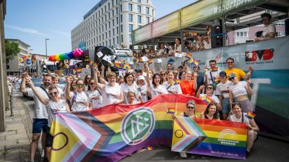 Im Regenbogen vereint: die Sportorganisationen vor dem Start der Demo.Foto: Thomas Lohnes / DFB / Getty
