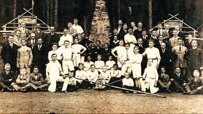 Die Einweihung der Turner-Ruh 1922. 
            Fotos: Heimatverein Petersberg