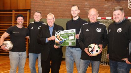Gemeinsam für die Inklusive Fußballmannschaft  (von links): Sportkoordinator Sebastian Gleim, TuS-Jugendleiter Eduard Weber, Jürgen Damm, Präsident der Aktion für behinderte Menschen Hessen, Bewegungskoodinator Marius Hamel, der 2. TuS-Vorsitzende Oliver Müller, TuS-Vorsitzender Carsten Strippel.                Bild: Menkel