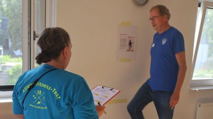 Saskia Halbritter am 3. Sept. beim Testen von Matthias Schnatbaum in der Rheingoldhalle in Erfelden.                 Bild: Sportkreis GG