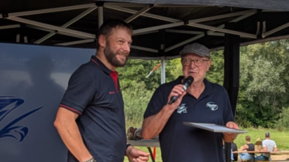 Thomas Plur, stellvertretender Sportkreisvorsitzende Fulda-Hünfeld, überbringt dem KCF-Vorsitzenden Wolfgang Zoth die Glückwünsche und die Jubiläumsurkunde im Auftrag von lsb h Präsidentin Juliane Kuhlmann                Bild: Joshua Piaskowski - Kanu-Club-Fulda