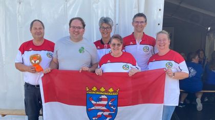 Gruppe von Personen mit der hessischen Flagge.