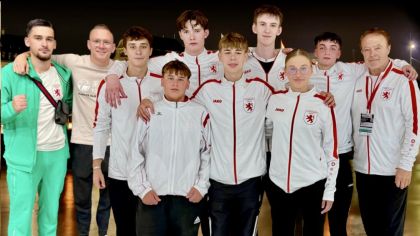 Hessische Kumite-Kader-Athleten v.l.: Armin Kurtanovic, Marvin Bier, Roman Raiswich, Eric Ridiger (Bronze), Alexander Elenberger, Konstantin Rath (5. Platz), Alexander Lang (Landestrainer Kumite Hessen Nord), vorne v.l.: Kiril Chnykin, Linus Küllmer, Maria Ruppel                Bild: Viktor Ridiger für den HFK