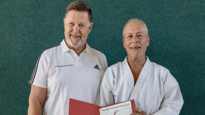 Links: Präsident des Hessischen Fachverbandes Karate e.V. Reinhard Schmidt-Eckhardt, rechts: Detlef Herbst vom Karate Dojo Lich e.V.                Bild: Karate Dojo Lich e.V.