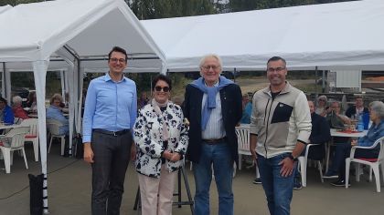 Sie gratulieren Doris Lochmüller zum 30. Info-Treff für Übungsleiter im Sportkreis Gießen: (von links) Christopher Lipp, Prof. Dr. Heinz Zielinski und Florian Kuhnhenne.		                Bild: Albert Mehl