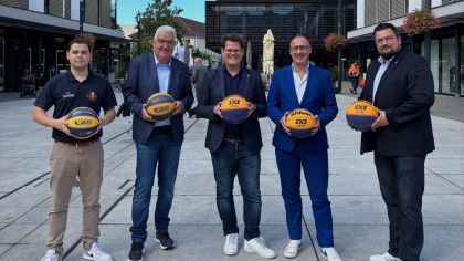 Imran Uyar, Landestrainer 3x3 Basketball, Hessischer Basketball Verband e.V.; Michael
Rüspeler, Präsident des Hessischen Basketball Verbands; Sebastian Wysocki,
Bürgermeister der Quellen- und Festspielstadt Bad Vilbel, Daniel Kumelis, Geschäftsführer
Stadtmarketing Bad Vilbel e.V.; Tim Brentjes, Deutscher Basketball Bund, Leitung
Geschäftsbereich II Jugend
                Bild: Stadtmarketing Bad Vilbel e.V.