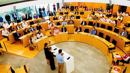 Die Jugendlichen werden zum HOP-Landesjugendkongress im Hessischen Landtag begrüßt.Foto: David Wedmann