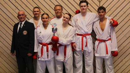 Team Hessen: V.l.: Peter Bancov (Kampfrichter), Marvin Bier (Teamleader), Maria Ruppel, Alexander Lang (Landestrainer Kumite Nord), Christina Keller (Karate Schule Wuppertal), Eric Ridiger, Roman Raiswich: Sieger im Ländervergleichskampf gegen die LILTEC RKV                Bild: Martina Bier für den HFK