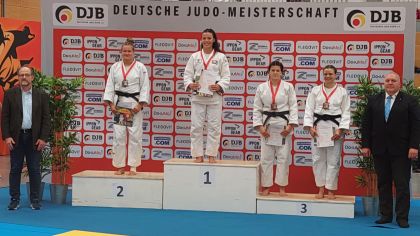 Julie Hölterhoff, links                Bild: Mario Rolle