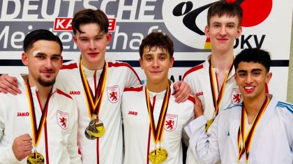 Gold für das Kumite Team Herren, Kampfgemeinschaft Nordhessen mit v.l.: Armin Kurtanovic, Eric Ridiger, Roman Raiswich, Alexander Elenberger, Heidar Safi                Bild: Viktor Ridiger für den HFK