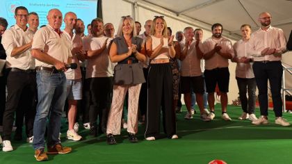 Sportkreisvorsitzender Harald Piaskowski gibt den "Ehrenamtlichen Wölfen" ein Gesicht. Er holte das ganze Vorstandsteam auf die Bühne und dankte der ganzen Mannschaft für den bemerkenswerten Einsatz. Die Gäste belohnten dies mit einem donnernden Applaus.                 Bild: Johannes Götze