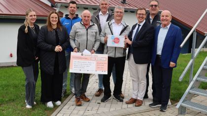 v. l.: Emily Fischer, Tamara Hohmann (beide Landkreis Fulda), Marcel Schulz (SG Oberkalbach), Harald Piaskowski (Sportkreis), Markus Hackenberg (Gemeinde Kalbach), Hans Dorn (SG Oberkalbach), EKB Frederik Schmitt (Landkreis Fulda), Dietmar Pfeiffer (Kreisfußballwart), Norbert Frischkorn (Sponsor aus Toronto)                Bild: Ernst Lamp - SG Oberkalbach