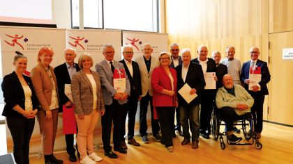 Die ausgezeichneten Ehrenmitglieder und das Präsdium des Landessportbundes. Fotos: Markus Wimmer                Bild: lsb h