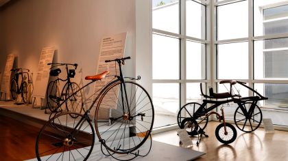 Fahraddesign aus drei Jahrhunderten stand bei der Ausstellung &bdquo;Der eigene Antrieb. Feine R&auml;der&ldquo; im Frankfurter Museum f&uuml;r Angewandte Kunst im Mittelpunkt. Aber auch Industrie- und Sozialgeschichte rund um das Thema Radfahren wurden thematisiert.Foto: G&uuml;nzel/Radedemacher/MAK