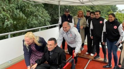 Frankfurts Oberbürgermeister Mike Josef testet die neue Bob-Anschubbahn. Hessens Sportministerin Diana Stolz und Eintracht-Präsident Beck schieben an.                Bild: HBSV