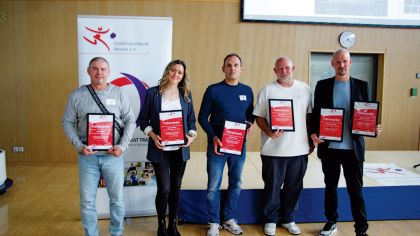 Stolze Preisträger (von links): Vitali Wagin (1. Platz Nachwuchstrainer), Carolin Müller (3. Platz Trainer), Andreas Esper (1. Platz Trainer), Björn Simon (2. Platz Nachwuchstrainer).
            Foto: lsb h