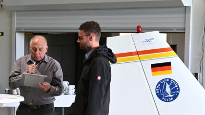 Harald Piaskowski (links) gratuliert dem Vorsitzenden Daniel Kümmel im Auftrag von lsb h Präsidentin Juliane Kuhlmann                Bild: Antonio Müller - Aero-Club Rhön e. V. Fulda