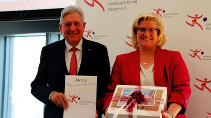 Abschied nach 35 Jahren. Juliane Kuhlmann überreichte die Urkunde zur Ehrenmitgliedschaft des Präsidiums an Helmut Meister.Foto: lsb h                Bild: lsb h