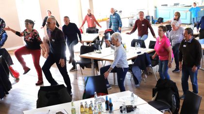 Gemeinsames Aufwärmen beim Alltags-Fitness-Test für Senioren.
                Bild: Stoepler